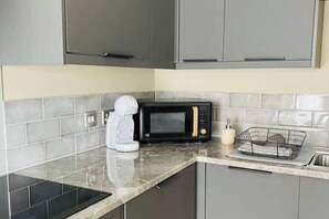 Fridge, microwave, oven, stovetop - The best apartment in Canterbury (Canterbury)