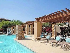 Alberca al aire libre y alberca climatizada