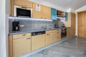 Frigorifero, microonde, forno, piano cottura