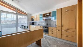 Geladeira, micro-ondas, fogão, cooktop