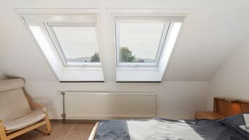 3 bedrooms, soundproofing, free WiFi, bed sheets