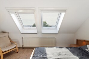 3 bedrooms, soundproofing, free WiFi, bed sheets