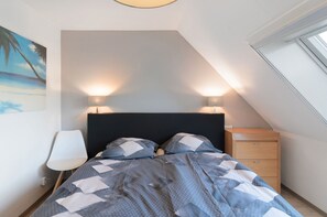 3 bedrooms, soundproofing, free WiFi, bed sheets