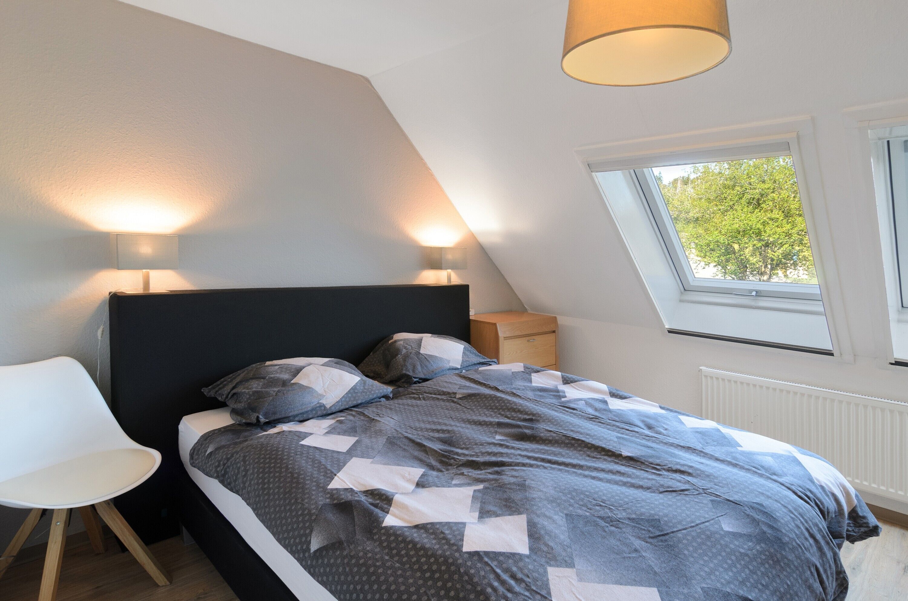 3 bedrooms, soundproofing, free WiFi, bed sheets