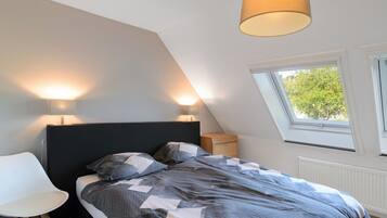 3 bedrooms, soundproofing, free WiFi, bed sheets