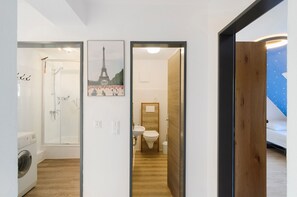 シャワー、ヘアドライヤー、タオル