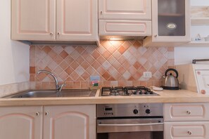 Refrigerador, horno, parrilla de estufa y cafetera y tetera 