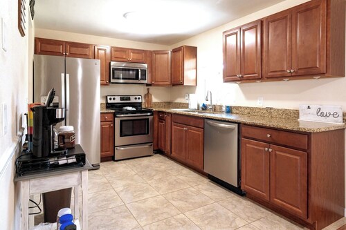 Space Coast Retreat: Games, Hot Tub, Fenced yard, Pool Table + Massage Chair