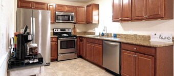 Space Coast Retreat: Games, Hot Tub, Fenced yard, Pool Table + Massage Chair