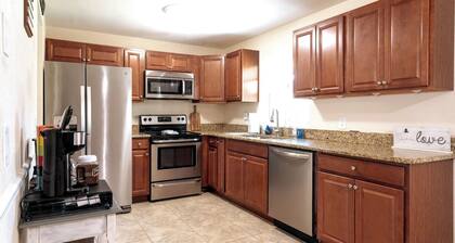 Space Coast Retreat: Games, Hot Tub, Fenced yard, Pool Table + Massage Chair