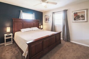 4 bedrooms, iron/ironing board, travel cot, free WiFi - Space Coast Retreat: Games, Hot Tub, Fenced yard, Pool Table + Massage Chair (Cocoa)