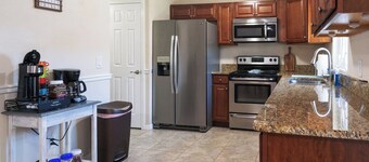 Space Coast Retreat: Large Fenced yard, Pool Table, Mrs. Pac Man + Massage Chair