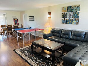 Smart TV, fireplace, video games, ping pong - Space Coast Retreat: Games, Hot Tub, Fenced yard, Pool Table + Massage Chair (Cocoa)