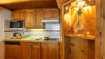 Een koelkast, een kookplaat, een vaatwasser