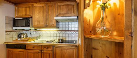 Réfrigérateur, plaque de cuisson, lave-vaisselle, cafetière/bouilloire