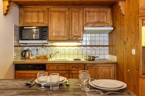 Fridge, stovetop, dishwasher, coffee/tea maker - Résidence Le Cristal - Grands Montets 7, Argentière (Chamonix), France (Argentière (Chamonix))