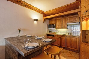 Frigorifero, piano cottura, lavastoviglie, macchina per tè/caffè