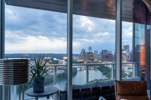 Rainey St, Bachelorette Penthouse, Pool +Views & Walk Everywhere 