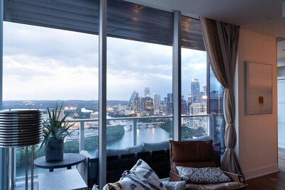 Rainey St, Bachelorette Penthouse, Pool +Views & Walk Everywhere 