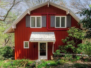Exterior - The Little Red Barn w/ Spectacular Views & Less than 1 mile - Blue Ridge Parkway (Hillsville)