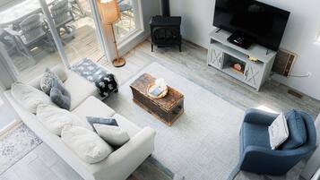 Smart-tv, een open haard en boeken