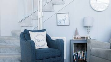 Smart-tv, een open haard en boeken