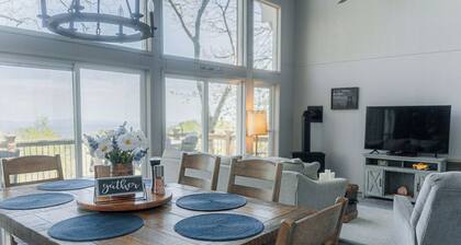 The Little Red Barn w/ Spectacular Views & Less than 1 mile - Blue Ridge Parkway