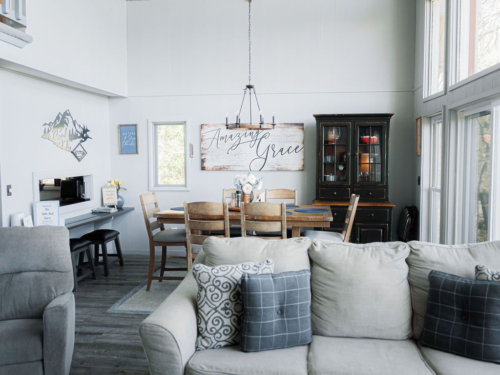 TV connectée, cheminée, livres