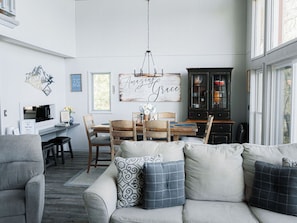 Smart TV, fireplace, books - The Little Red Barn w/ Spectacular Views & Less than 1 mile - Blue Ridge Parkway (Hillsville)