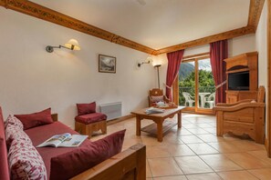 TV, fireplace - Résidence Le Cristal - Nant Blanc 8, Argentière (Chamonix), France (Argentière (Chamonix))