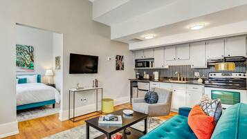 1 habitación, tabla de planchar con plancha, wifi y ropa de cama