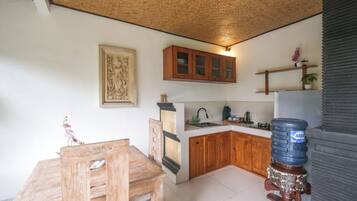 Villa romántica | Cocina privada | Refrigerador, parrilla de estufa y plancha de cocina