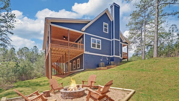 A two-story house with a covered porch and a fire pit in the front yard. - Blue Heaven, Family vacation near Ocoee River, McCaysville, and Blue Ridge Area (Copperhill)