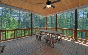 Outdoor dining - Blue Heaven, Family vacation near Ocoee River, McCaysville, and Blue Ridge Area (Copperhill)