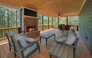 Smart TV, fireplace - Blue Heaven, Family vacation near Ocoee River, McCaysville, and Blue Ridge Area (Copperhill)