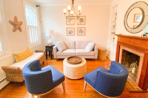 Historic Downtown Annapolis Union House with Private Patio & Free Off-Site Parking