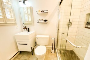 Dusche, kostenlose Toilettenartikel, Haartrockner, Handtücher