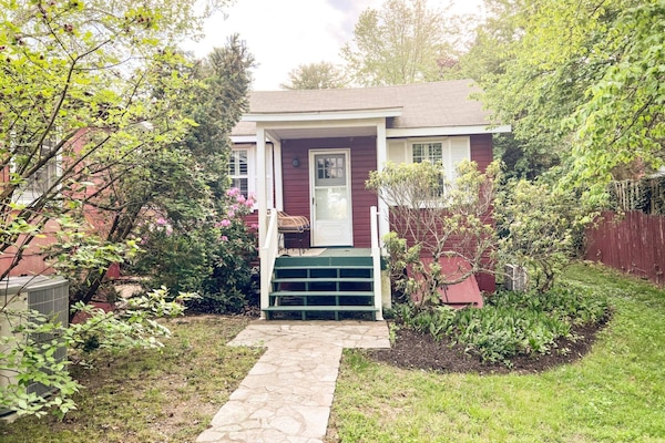 Welcome to the waterfront cozy River Cottage!