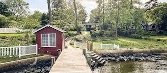Waterfront River Cottage for 2, dog-friendly