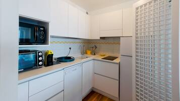 Jääkaappi, mikroaaltouuni, uuni, astianpesukone