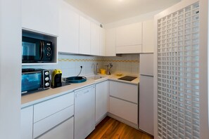 Kühlschrank, Mikrowelle, Ofen, Geschirrspüler