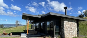 Eco-Luxe Villa on 146 acres in Kangaroo Valley-breathtaking views, wild swimming