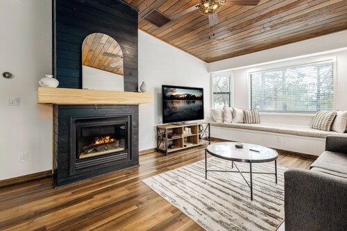 Adorable 1 BR Guest Suite w/ Fireplace & Patio