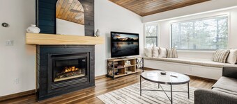 Adorable 1 BR Guest Suite w/ Fireplace & Patio
