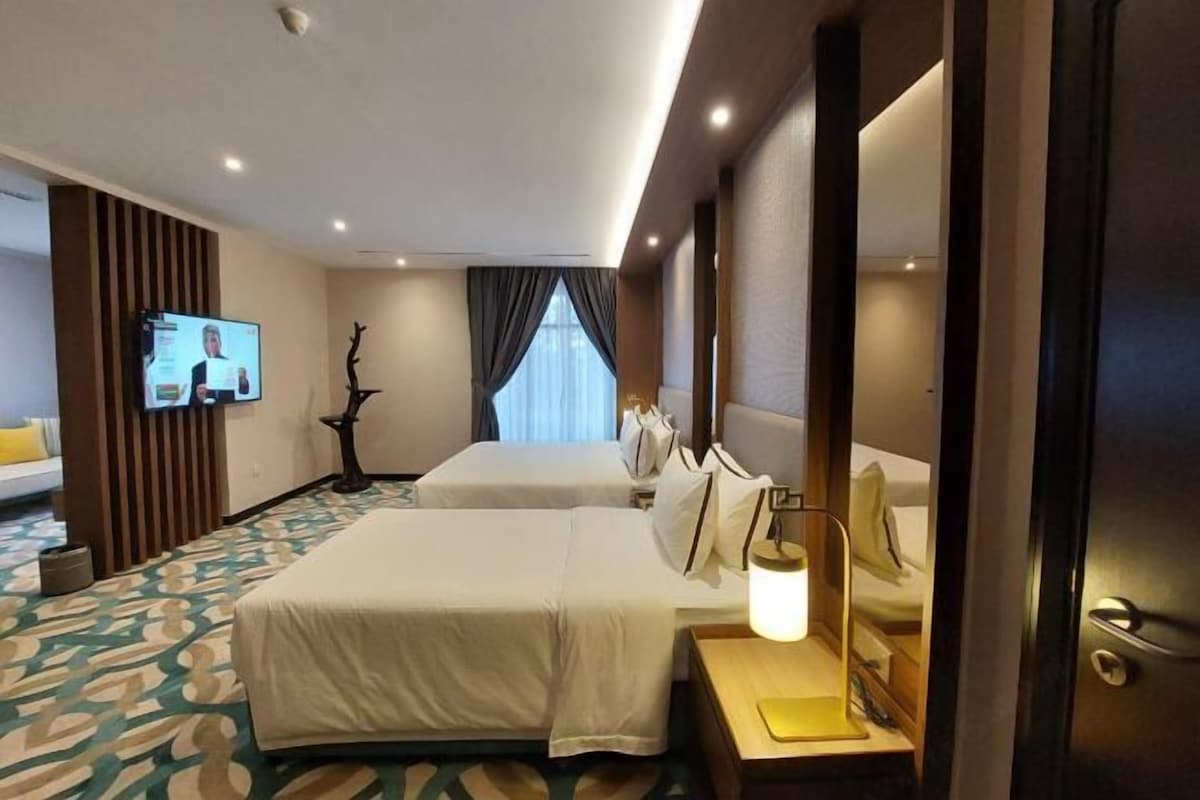 Cubrecamas, minibar, escritorio y cortinas blackout 