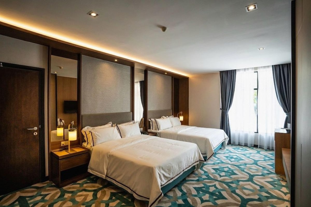 Cubrecamas, minibar, escritorio y cortinas blackout 