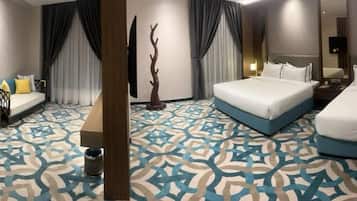 Ein Hotelzimmer mit einem großen Bett, einer Couch und einem kleinen Tisch.