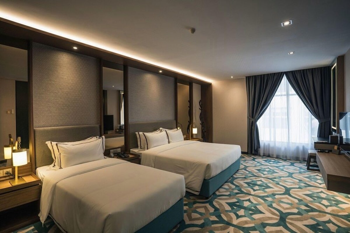 Cubrecamas, minibar, escritorio y cortinas blackout 