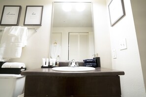 花灑/浴缸組合、風筒、提供毛巾、番梘