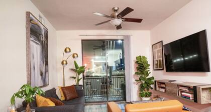 Prime Location: Stylish 1BR Apt in The Domain